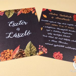 Sötét hátterű őszi esküvői meghívó levelekkel és tobozokkal